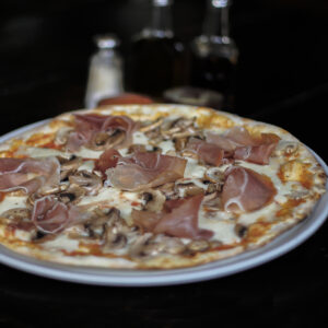 Pizza Rossa Funghi e prosciutto